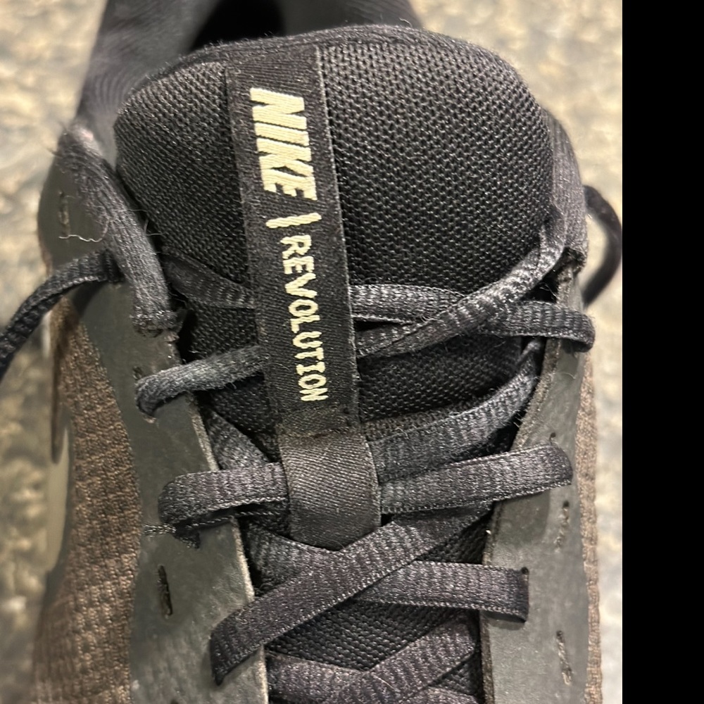 Nike Revolution 5 Premium 'Black Metallic Gold' - Picture 4 of 9